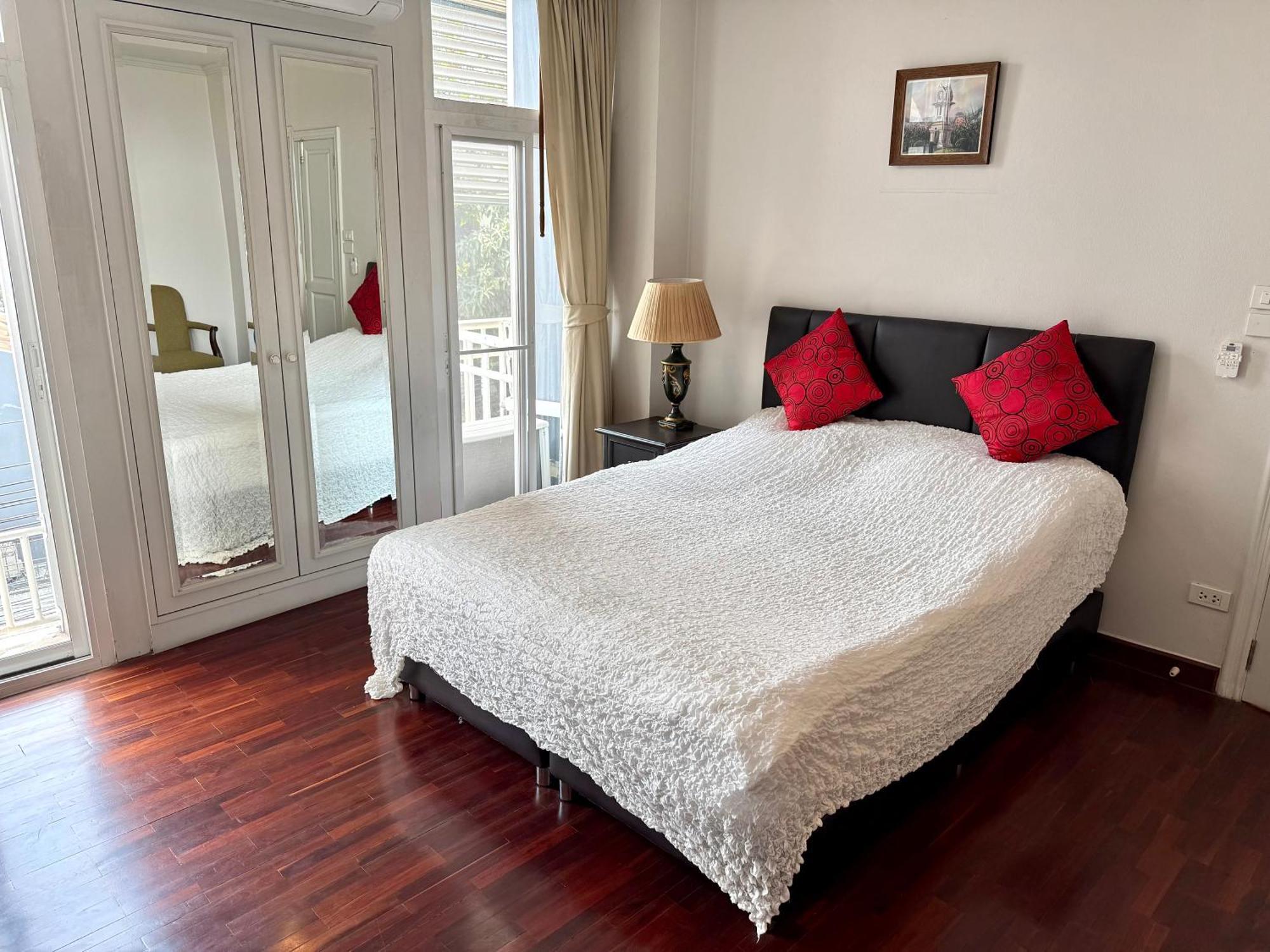 Samsen Suites Spacious 2Br Contemporary Thai Style Banguecoque Exterior foto