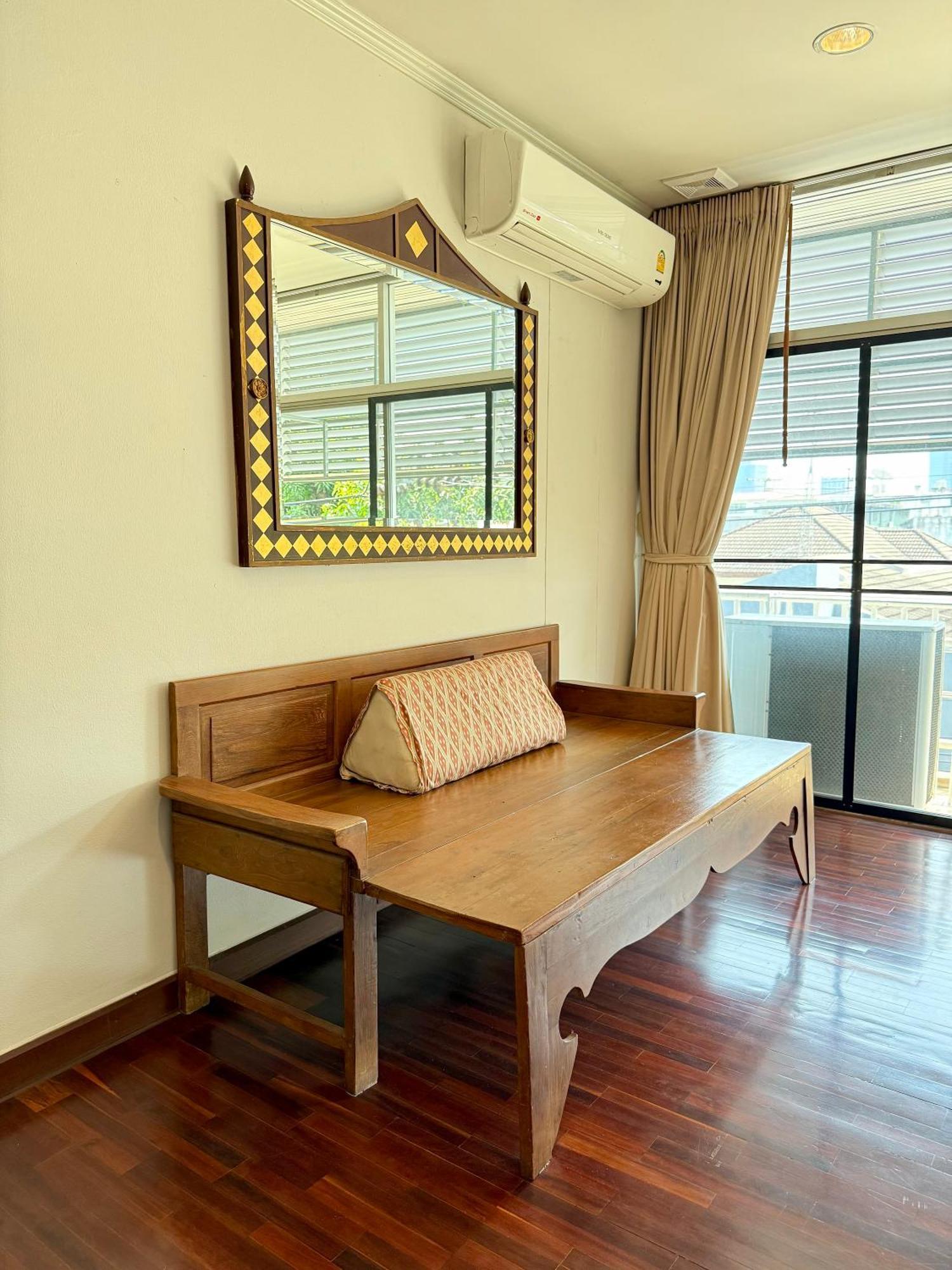 Samsen Suites Spacious 2Br Contemporary Thai Style Banguecoque Exterior foto