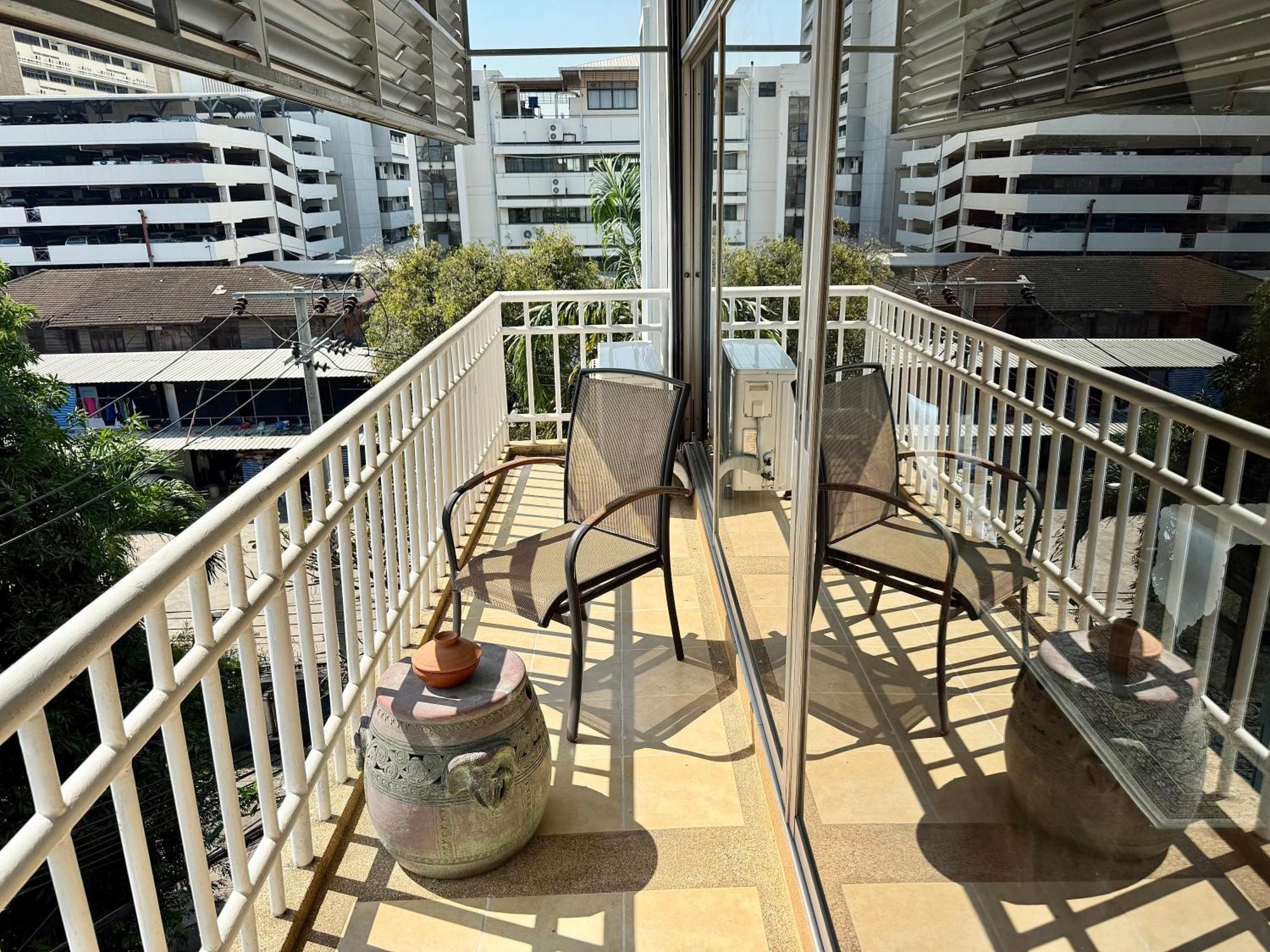Samsen Suites Spacious 2Br Contemporary Thai Style Banguecoque Exterior foto