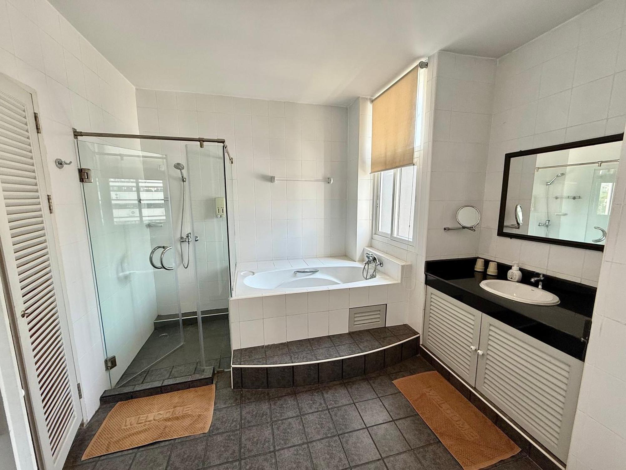 Samsen Suites Spacious 2Br Contemporary Thai Style Banguecoque Exterior foto